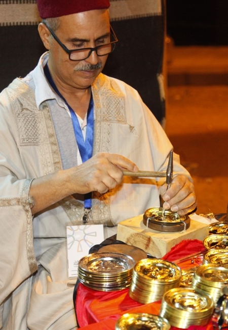 صور من اعمال الحرفيين الدوليين في سوق عكاظ