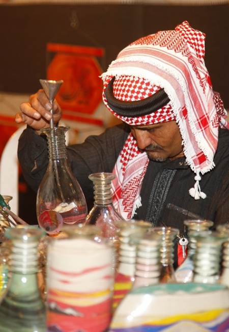 صور بعض الحرف اليدوية من سوق عكاظ