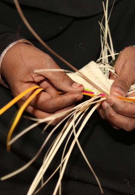 صناعة المنتجات اليدوية من النخيل سوق عكاظ 1436